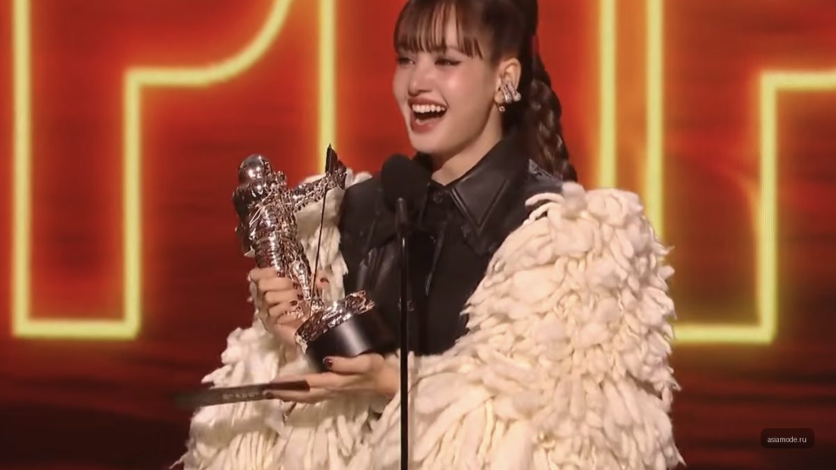 Лиза из BLACKPINK сделала историю на MTV VMA 2026
